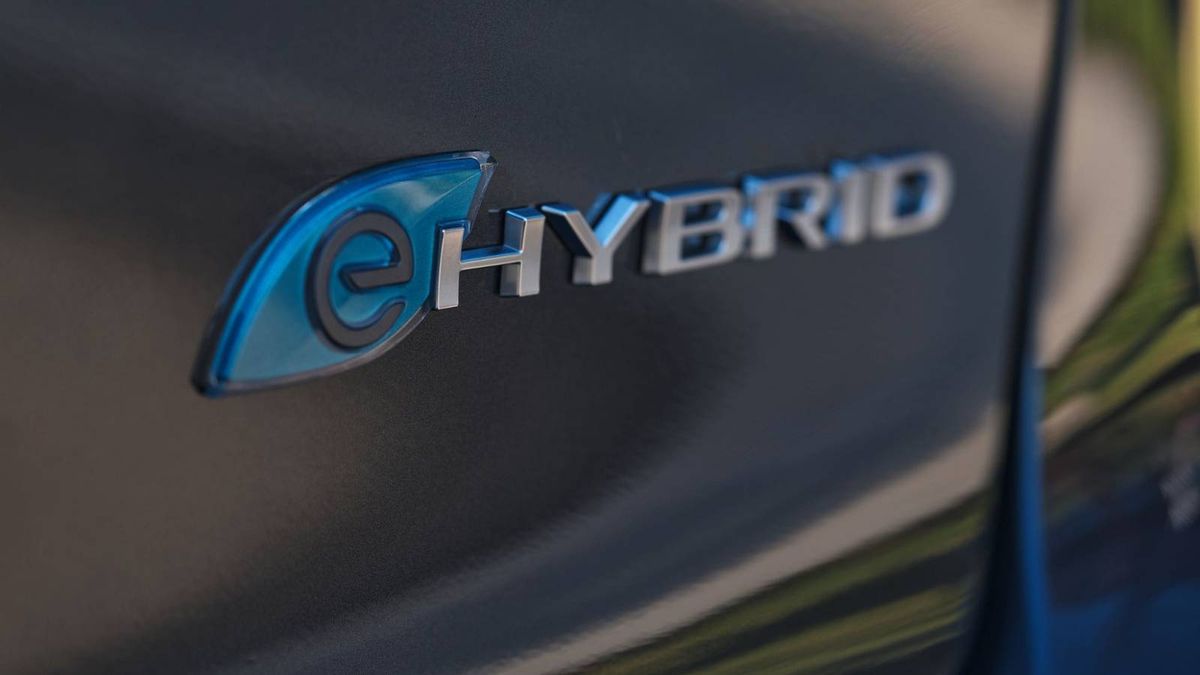 howtogeek's tweet image. America’s First Plug-in Hybrid Minivan Costs Under $15,000
bit.ly/4qjtFEG