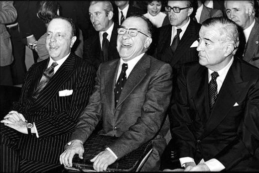 Aquí tenim ben representada la Espanya real:
Un feixista i un comunista, rient junts de qui els paga la nòmina.