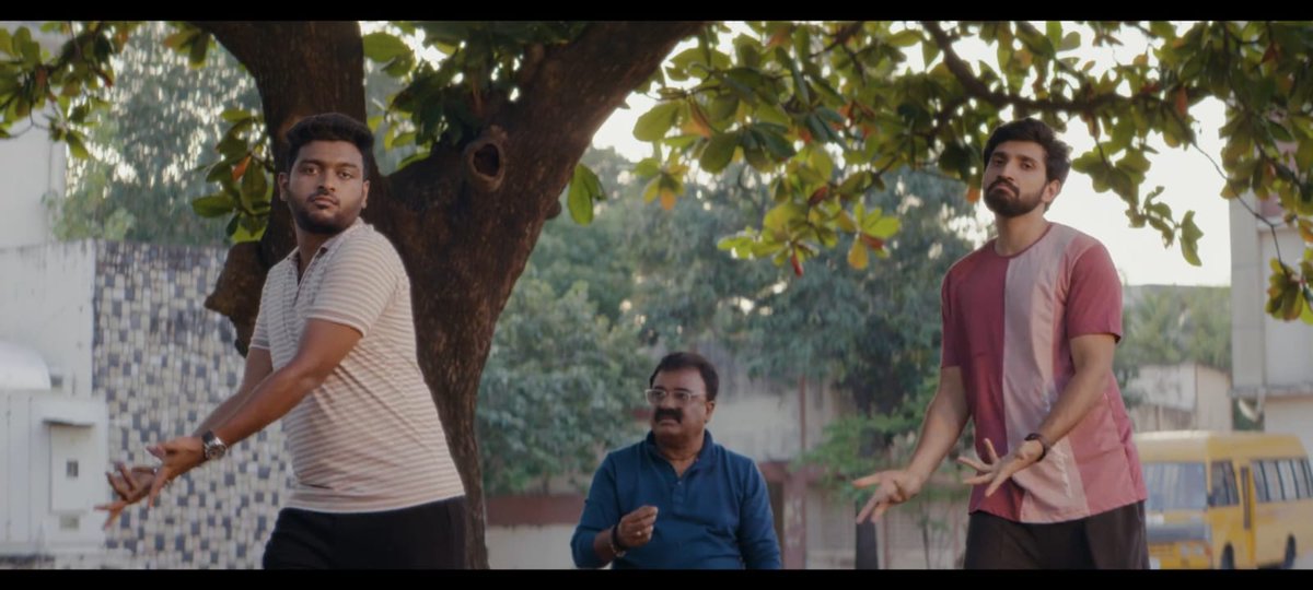 _FanFrame's tweet image. These guys ennaya ipdi fun pandringa 😂

#MannaruVandhaaru song vera level la irukku #Aaromaley worth varma 👌🏼
youtu.be/1R8XBYsG5MI?si…