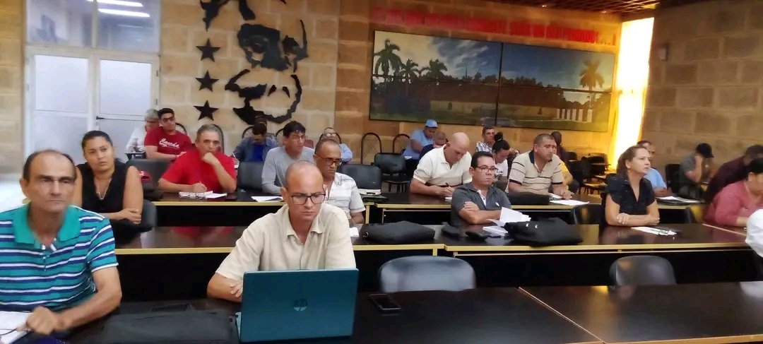 El Consejo de Defensa Provincial en #CiegodeÁvila, evaluó esta tarde las medidas a cumplir, al ser decretada para el territorio avileño la Fase Informativa, tras el paso del Huracán Melissa.
#SinPerderUnDía #PreparadosYAlertas <a href="/JHGcasanova/">julio Heriberto Gómez Casanova</a>