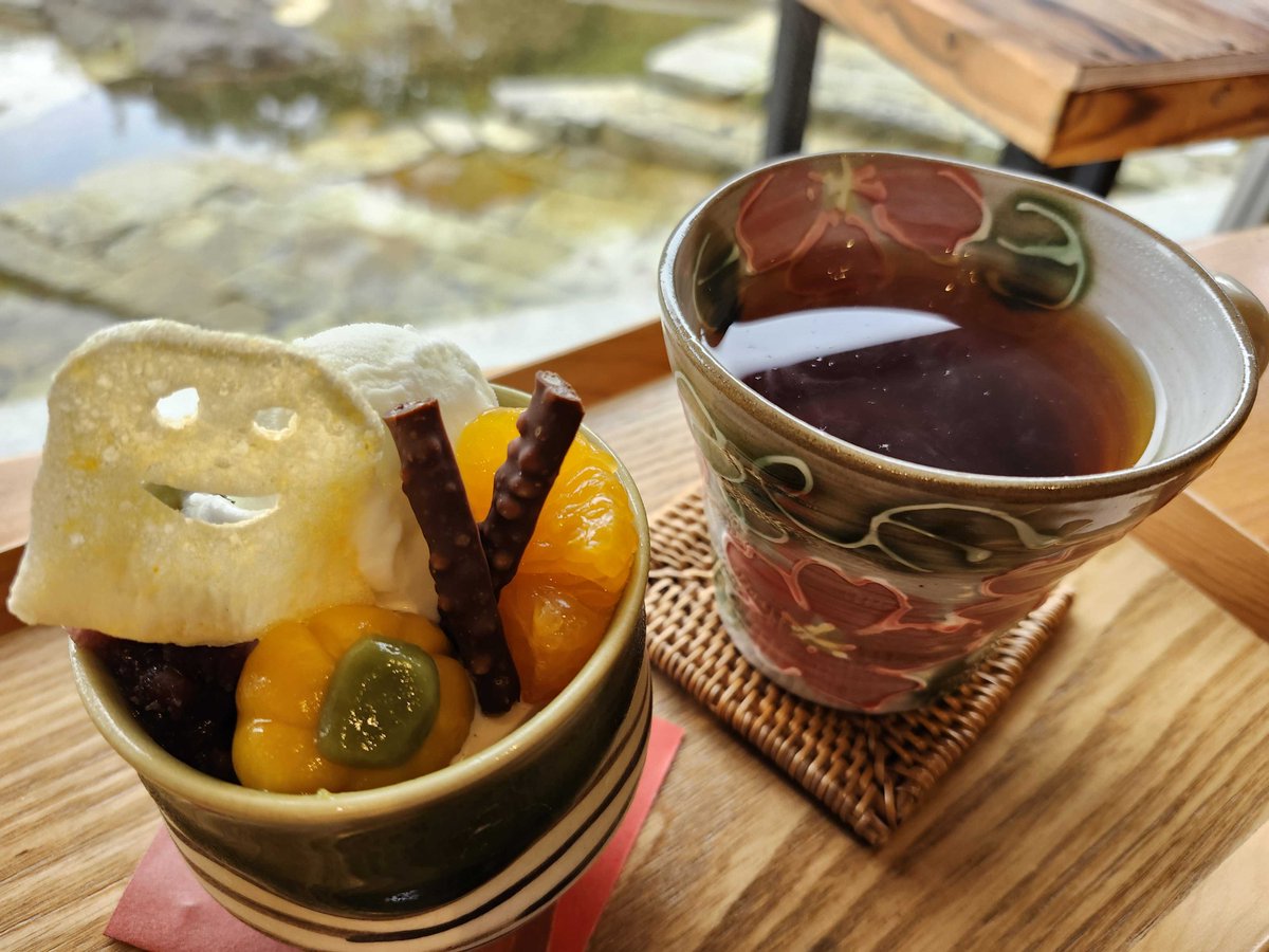 【2025/10/26】
10月限定メニューをぜひご賞味ください♪

〇焼き芋バターわぬき セット(1000円)
ふわふわのメレンゲ生地に、焼き芋餡とバターをサンド。はちみつをかけてどうぞ。
〇ほうじ茶プリンセット(850円)
自家製の濃厚ほうじ茶プリンに粒あん、ミルクアイス、手作りのかぼちゃの白玉つき！