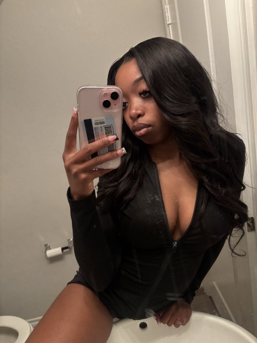 aaquriyaa's tweet photo. idk, i’m just a sexy ass bitch https://t.co/CUUQuEajyI