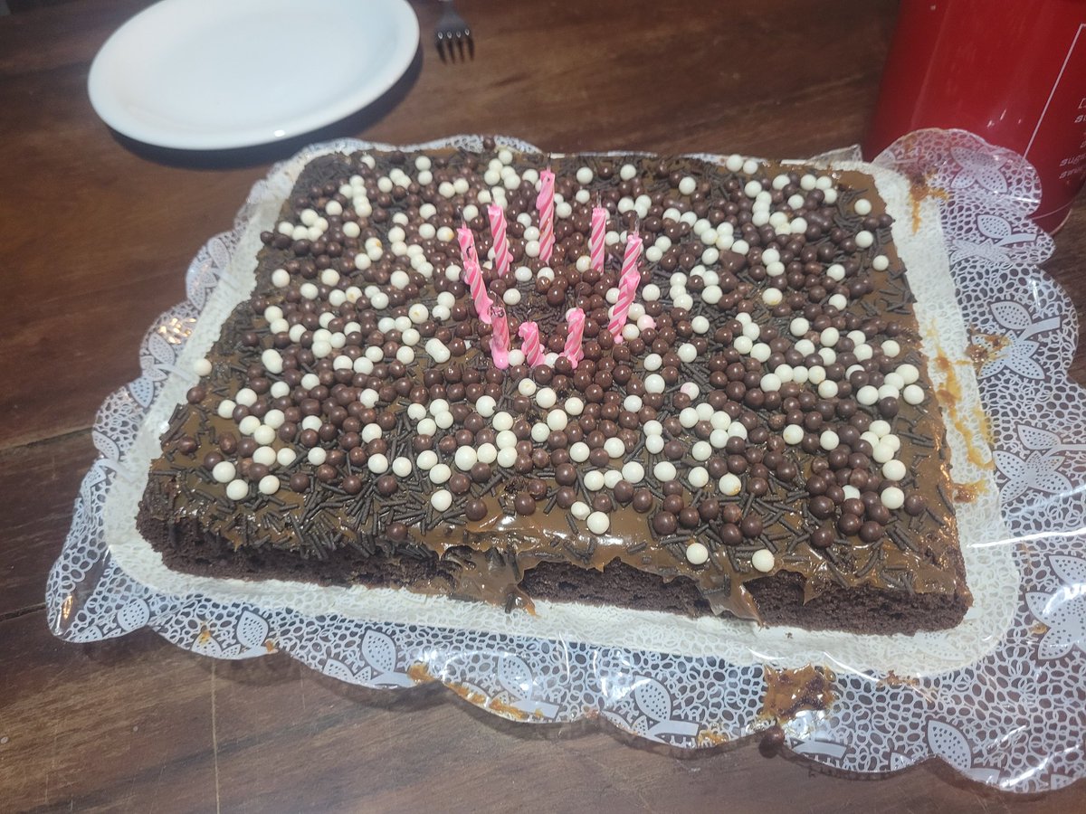 Espero que um dia vcs sejam tão amados quanto eu sou pela <a href="/shadowpeitudo/">Dona Kaz</a> que me comprou um bolo surpresa pelo meu aniversário 🥹🩷
