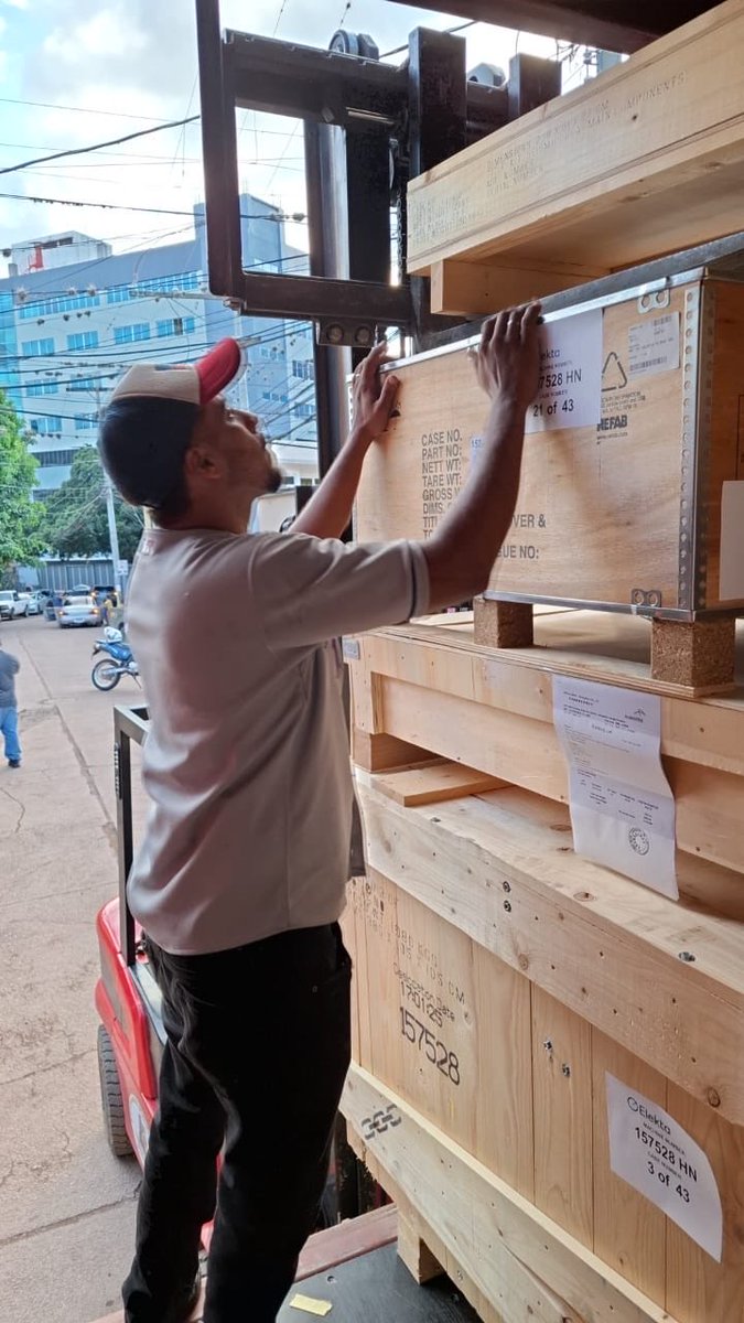 SECAPPH's tweet image. #SecapphInforma | 💬👩🏻‍💼 Pronto estará en funcionamiento el búnker de radioterapia con tecnología de punta para atender a pacientes con cáncer de forma gratuita y humana en el Hospital San Felipe, así lo informó esta noche la Presidenta @XiomaraCastroZ a través de sus redes…