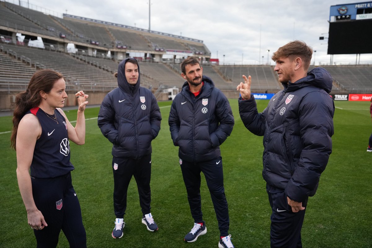 USWNT's tweet photo. Had a great time hanging out with the #DeafMNT and learning some ASL🤘

USWNT x DeafMNT x @VW https://t.co/QNO1j4Wkdf