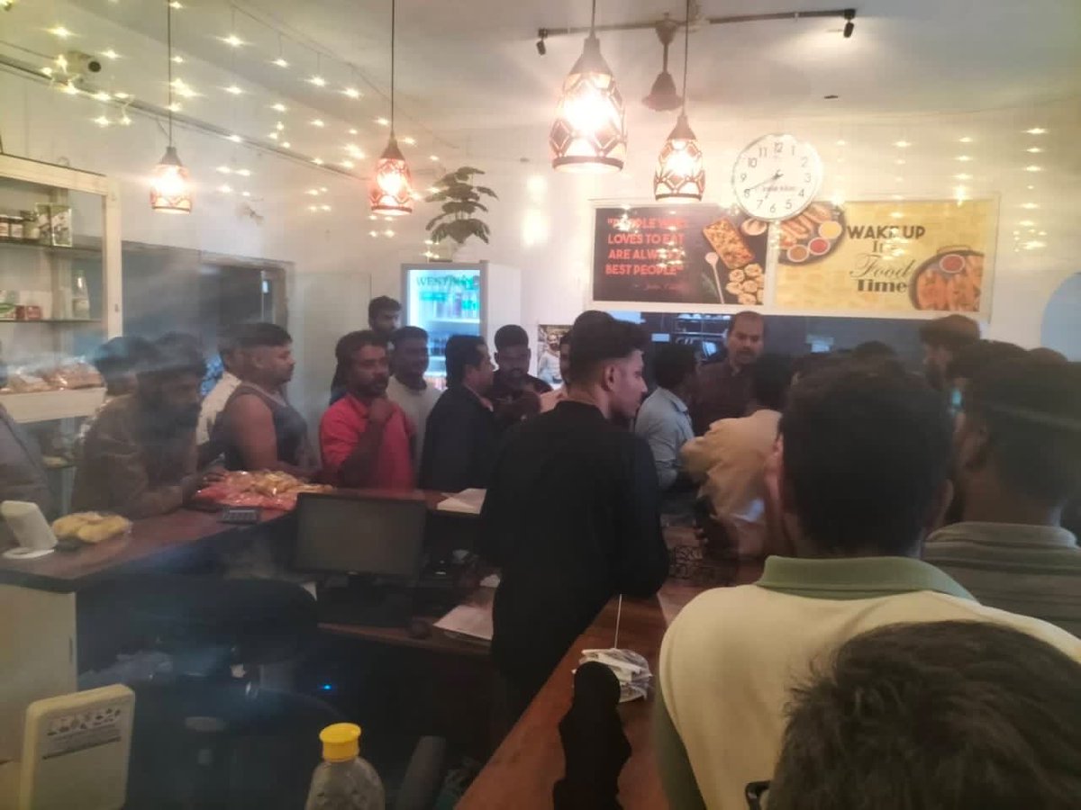 KP_Aashish's tweet image. Beef par bawal! 

Around 30 people, reportedly linked to the #BajrangDal, stormed into the small eatery Kerala Thattukada under the Sitaphalmandi Flyover in #Hyderabad on Friday night after spotting #beef on the menu. The hotel manager filed a complaint at the Osmania University…