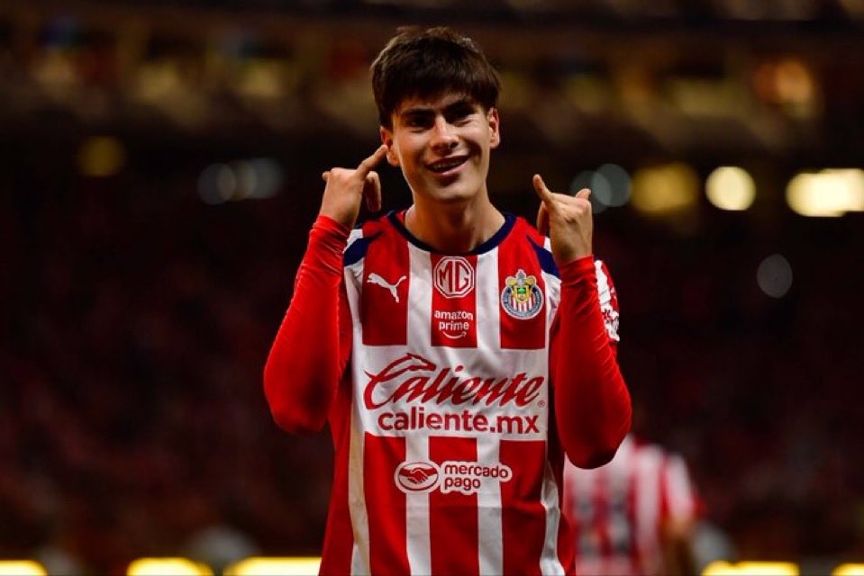 🔴⚪️ HOY NACE UN IDOLÓ DE LA NACIÓN ROJIBLANCA 

ARMANDO LA HORMIGA GONZÁLEZ 

LA HORMIGA HACE UN HAT TRICK en una goleada de escándalo en un CLÁSICO TAPATÍO 

Peleará por el CAMPEONATO DE GOLEO 

ES CANTERANO Y TIENE TODO PARA SER EL GOLEADOR QUE CHIVAS NECESITA.