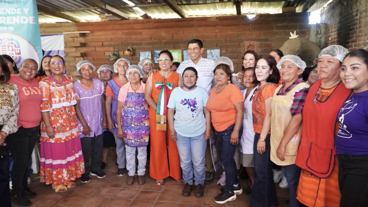 Con la presencia de nuestro Gobernador Salomón Jara Cruz, en San Pablo Huitzo vivimos una enriquecedora experiencia de aprendizaje y fortalecimiento de las mujeres, en el marco del #DíaNaranja.