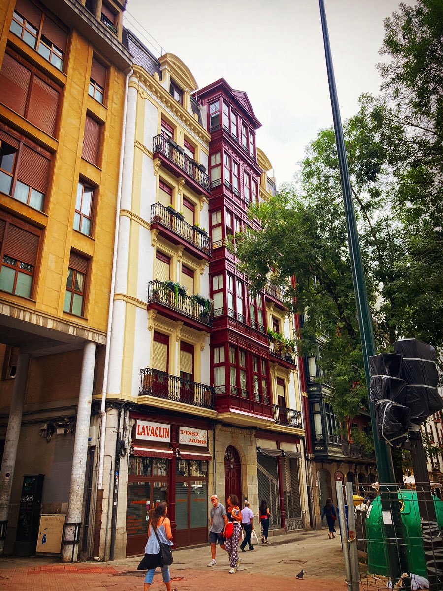 Gaurko egunez, 1951n, R. M. Azkue euskalari eta euskaltzainburua, Euskaltzaindiaren Erribera kaleko egoitzatik etxera zihoala, Ibaizabalera erori zen. Igerian ateratzea lortu, baina eritu eta azaroaren 9an hil zen.

Bilboko Campo Volantineko etxe honetan (3. solairuan) bizi zen.