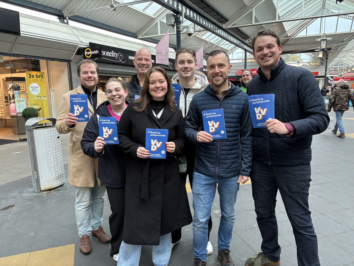 Dit weekend geflyerd in Sveaparken, Hof van Spaland en Kethel met topteam van  <a href="/SchiedamVVD/">De Schiedamse VVD</a>. De <a href="/VVD/">VVD</a> was in het winkelcentrum de enige aanwezige partij die zich inzet voor behoud van de hypotheekrenteaftrek en een centrumrechts kabinet. #durftekiezen