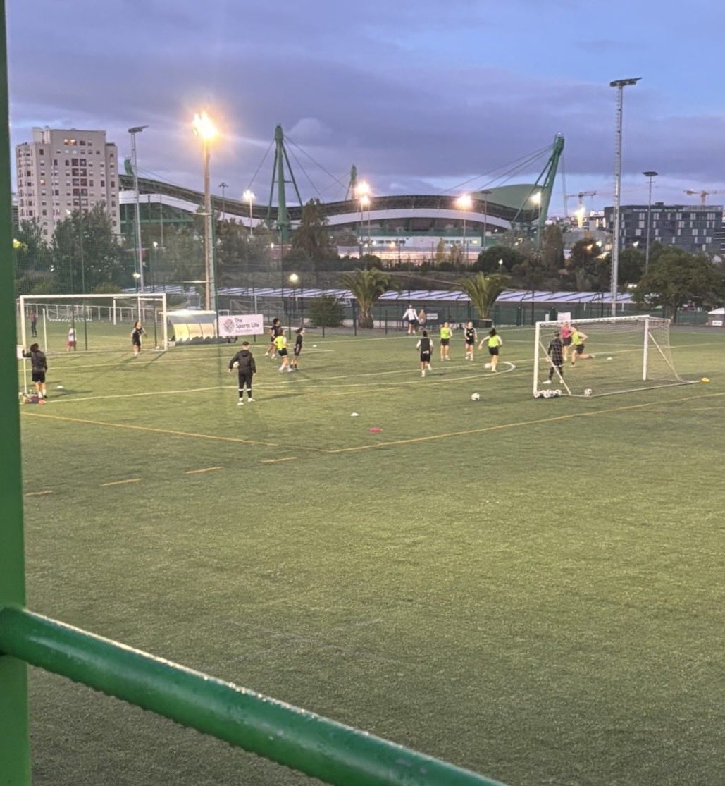 CDvillanovense's tweet photo. 🇵🇹 Recién llegados de Portugal, y con la idea de mejorar y trabajar para hacer crecer nuestro club, @Juanmatorrado10 y @Moribet_00 han pasado unos días de esta semana estudiando el trabajo que hace el @FutFemSCP , presenciando durante esos días el entrenamiento https://t.co/jNqPn41SVs