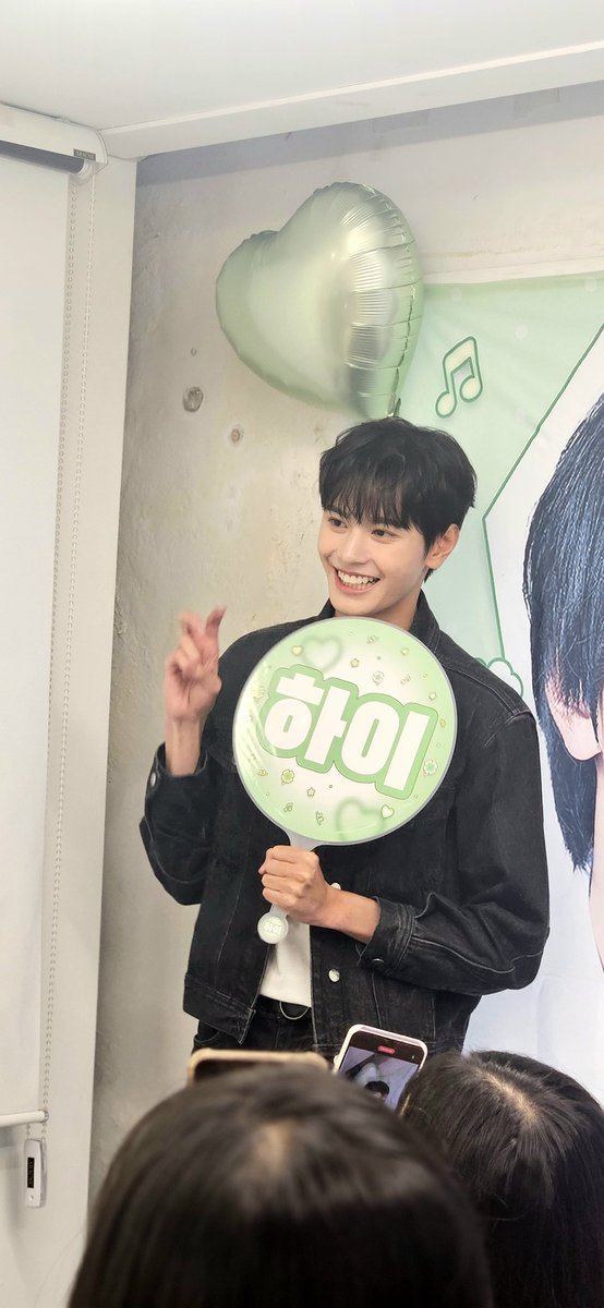 hisun_hisun's tweet photo. 좋은 카메라 있으신 분들 많으셨으니 좋은 사진은 거기서 얻으시고🥲  저는 기본카메라의 끝을 보여드리겠습니다
보면서도 안 믿기네.........아니...왜..?아니....이런 애를....왜...? https://t.co/AbpdXImi8W