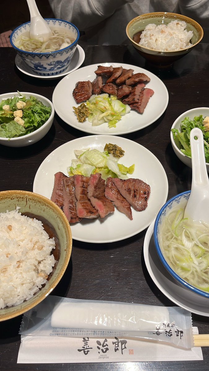 riocom_yuta's tweet photo. コムドットに会う前に牛タン食べて
大声出す準備完了！💪🏻💞 https://t.co/8nH4QKvP8h