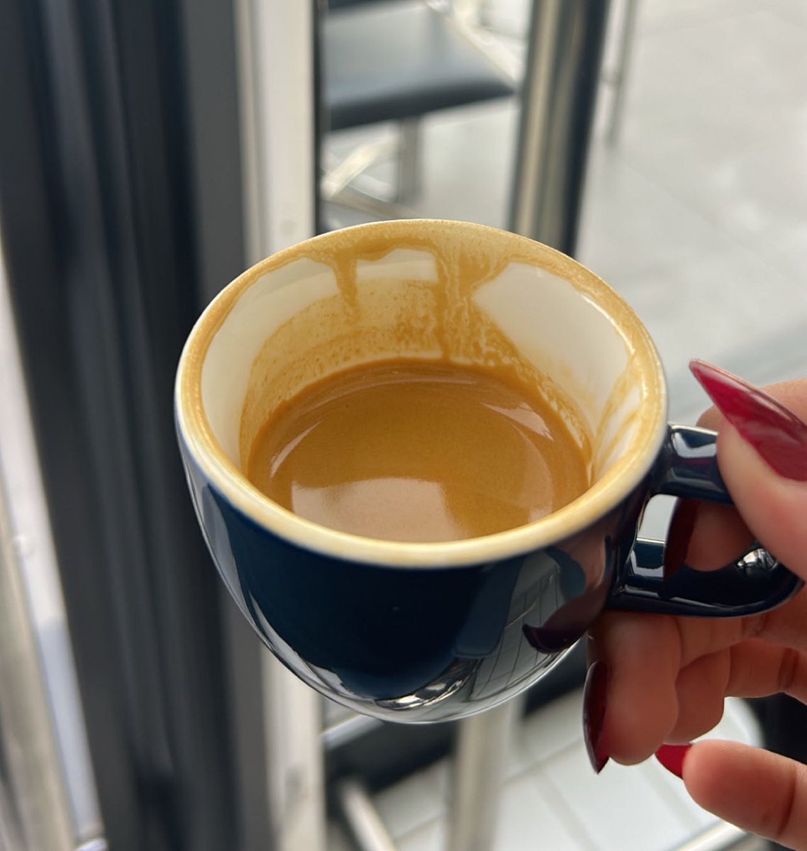 « بها من عذوبة حبكة الشاعر الموهوب 
 وبها من مرارة وقته .. وسود عثـراته »

-محمد ابن هرشان واصفاً قهوته