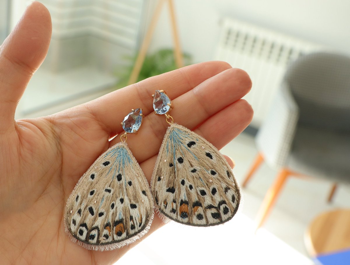 minaembroidery's tweet image. عضو جدید و ترکیب رنگ جدید 
دور بالها مثل پروانه واقعی، پرز داره ✨