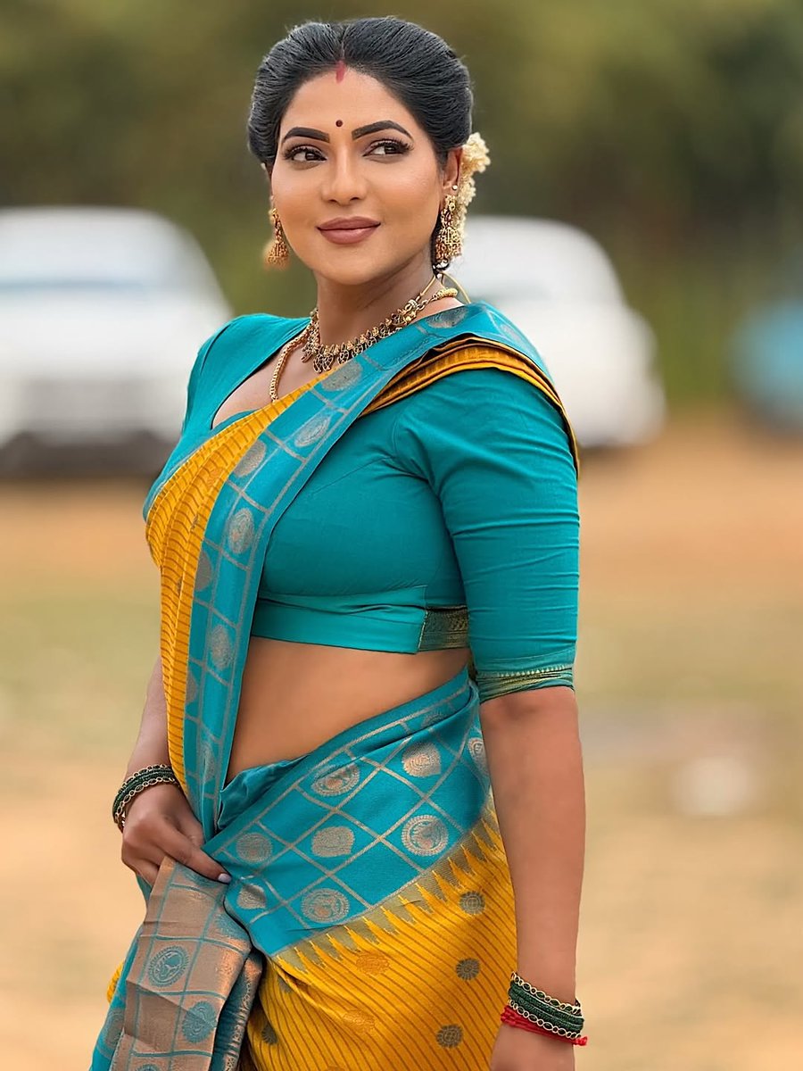 அம்மா என்தாத்தா சித்தப்பா பெரியப்பா வேலைகாரன் பால்காரன் கடன்காரனு பல பேர்ட்ட படுக்குறா அம்மாவுக்கு என் மேல ரொம்ப பாசம் அதனால ராத்திரி நான் பூல சப்புற ஆளு கூட தான் படுப்பா நானும் அவுங்க ஓத்து முடிச்ச அப்புறம் அம்மா கூதிய நக்கி கிளீன் பண்ணிட்டு தூங்குவேன்..இப்ப டைலர் கதவ தட்டுறாரு
