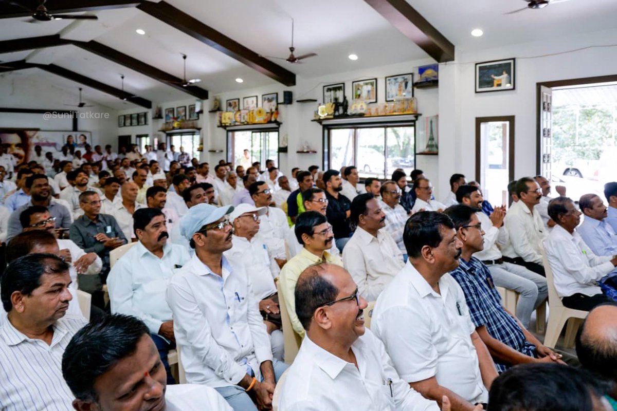 सुतारवाडी येथील गीताबाग कार्यालयात आज आंबेवाडी जिल्हा परिषदेतील प्रमुख पदाधिकाऱ्यांसह महत्त्वपूर्ण बैठक पार पडली. या बैठकीत आगामी स्थानिक स्वराज्य संस्थांच्या निवडणुकांच्या पार्श्वभूमीवर पक्षाचे संघटन अधिक बळकट करणे, पक्षाची ध्येयं-धोरणे जनतेपर्यंत प्रभावीपणे पोहोचवणे, तसेच