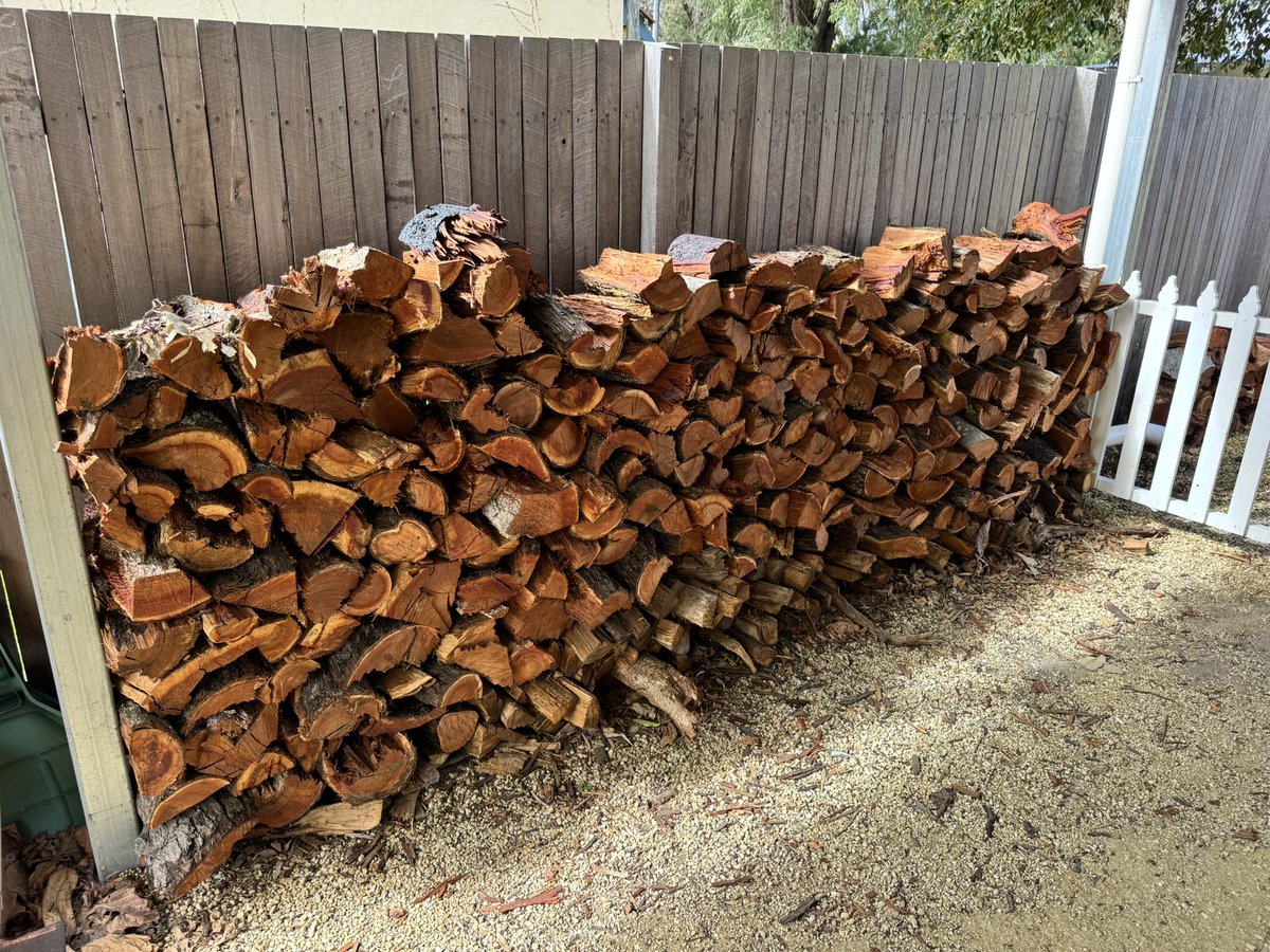 And next year’s firewood is York gum. Sugar gum ok but maybe too much bark. 🤷🏽‍♂️🪵🔥