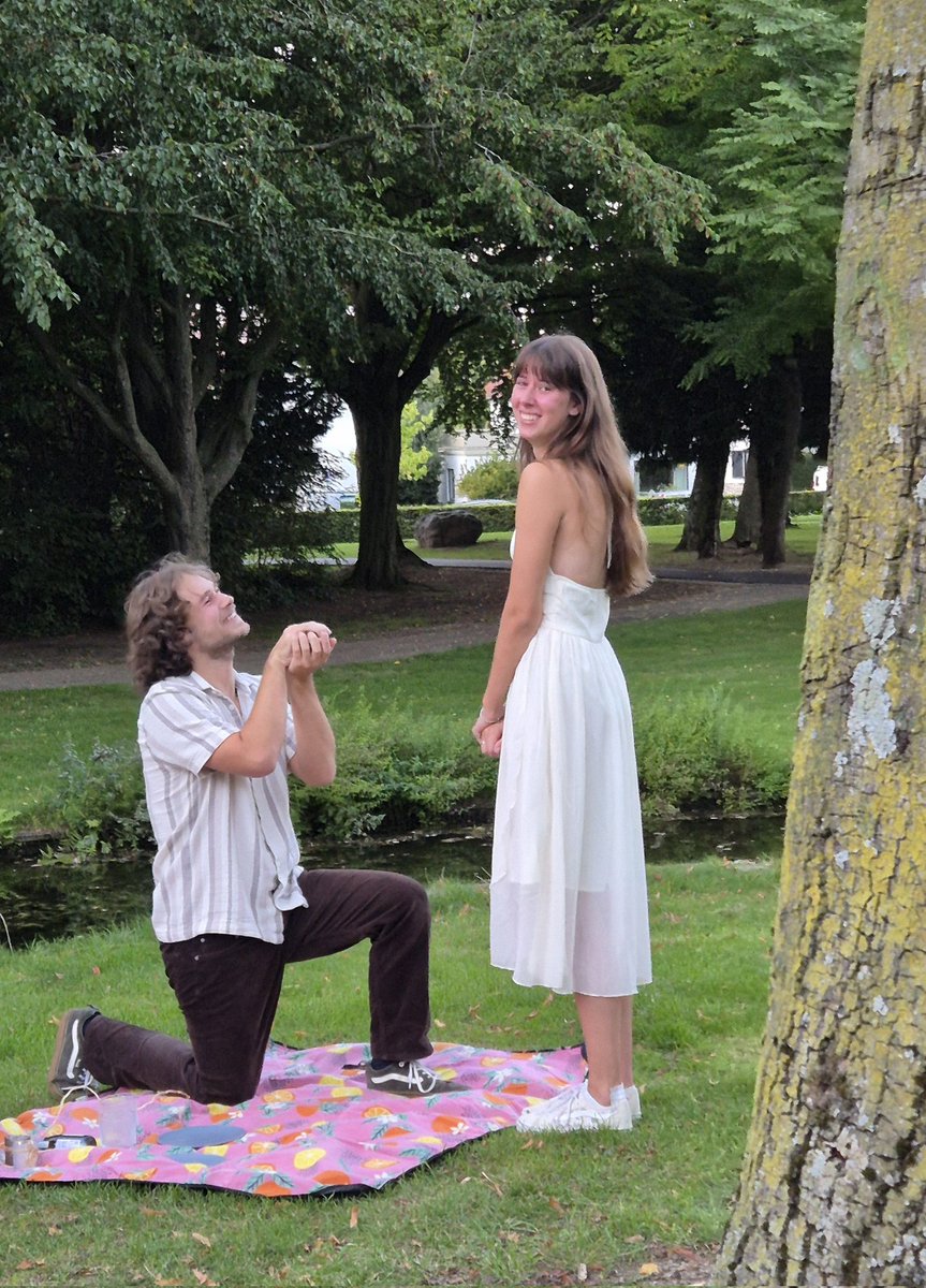 Het is grijzig weer.
Het past bij de dag, want ik mis iemand. 🥺
Het past ook niet bij de dag, want mijn neefje is jarig. Degene die me voor het eerst tante maakte en die me volgend jaar voor het eerst oudtante zal maken. 🩷
En... vandaag is het verlovingsfeest  van dochter 1! 💞