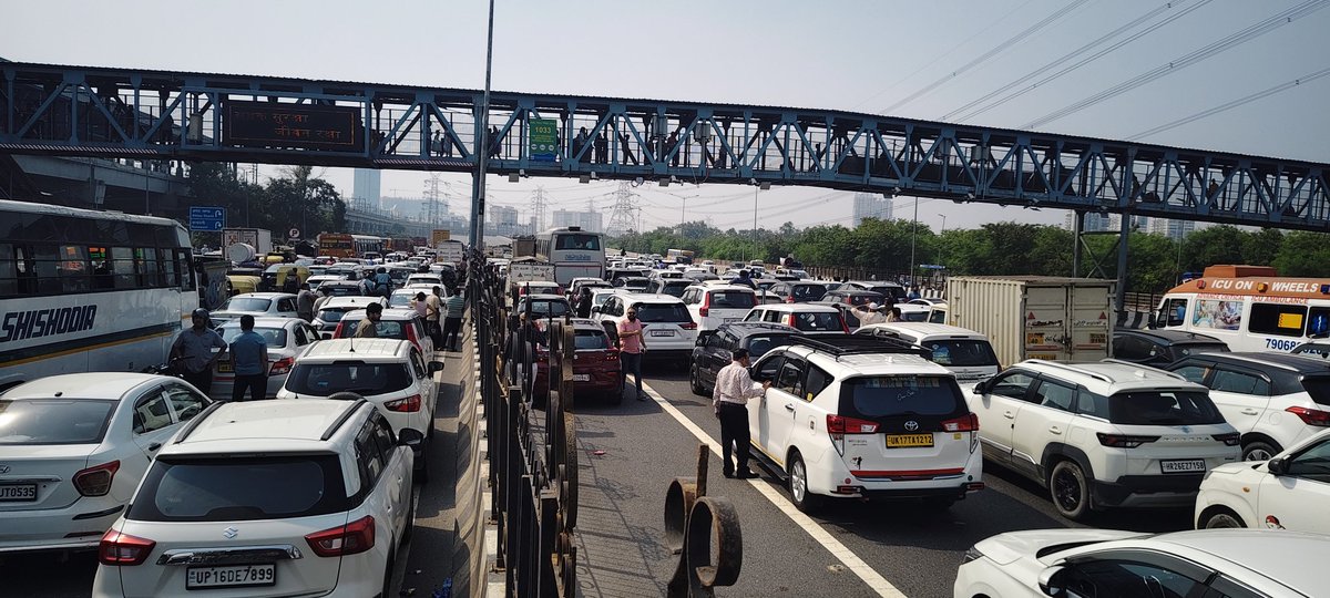 Delhi Meerut express #VIP program 
Is traffic jaam mein ambulance bhi fas gai hai #Noida #UttarPradesh