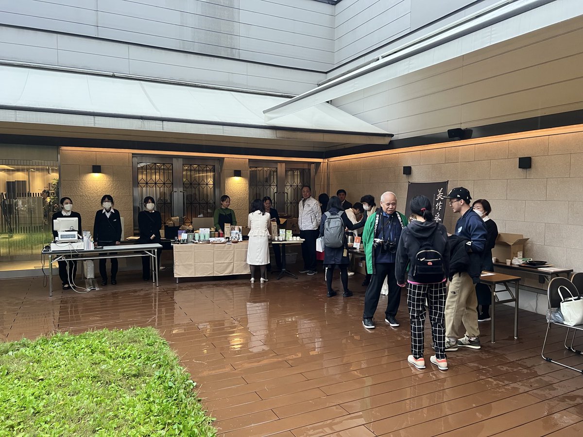 お茶のイベントにメイドさんが居る…
やっぱロングだよなぁ