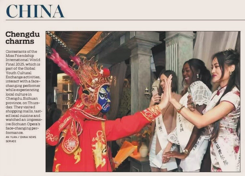 ukhrultimes's tweet image. #UTSnippet: China Today features Miss Friendship International 2025 delegates enjoying the vibrant culture of Chengdu, Sichuan 🇨🇳 
Seen in the image is Esme Shaiza from India&apos;s Manipur (#Ukhrul) state giving a hi-five to a Chinese Sichuan opera, also called Bian Lian. 

Esme…