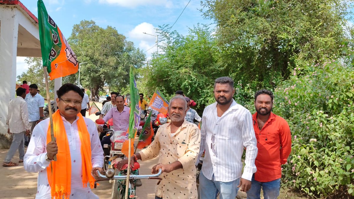 MahalingMukesh's tweet photo. ନୂଆପଡା ଏନଏସି ସ୍ଥିତ ତେଲିପଡା ଠାରେ ମାନ୍ୟବର ରାଜ୍ୟସଭା ସାଂସଦ ଶ୍ରୀ  @SujeetKOfficial ଙ୍କ ସହ ମିଶି ଅନୁଷ୍ଠିତ ବିଶାଳ ବାଇକ୍ ରାଲିର ଶୁଭାରମ୍ଭ କରିଛି। ଏହି ରାଲିରେ ବିପୁଳ ସଂଖ୍ୟକ କର୍ମୀ, ସାଧାରଣ ଜନତା ସାମିଲ ହୋଇଛନ୍ତି। ଯାହାକି ବିଜେପି ପ୍ରତି ଥିବା ସେମାନଙ୍କ ଦୃଢ ସମର୍ଥନକୁ ପ୍ରମାଣିତ କରୁଛି। 

#Nuapada #Nuapadabyelection