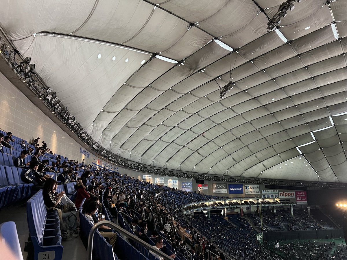 f0tE's tweet photo. 東京ドームの内観はこれで見納めかも。入るときに耳で圧力差を感じた。
超楕円の平面の尖った部分にケーブルが集まっていることや、屋根全体が傾斜していることが、内観でもよくわかる。 https://t.co/SJRWaIO97k