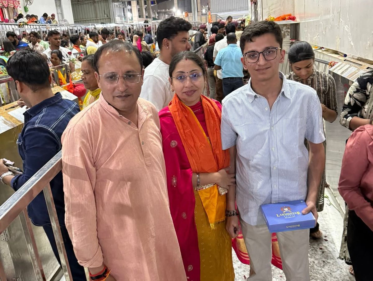 परिवार सहित खाटू धाम में खाटू श्याम बाबा के पावन दर्शन का सौभाग्य प्राप्त हुआ।
खाटू श्याम जी, जिन्हें कलियुग में भगवान श्रीकृष्ण का अवतार माना गया है, उनके चरणों में नतमस्तक होकर समाज, प्रदेश और राष्ट्र की समृद्धि की कामना की।
हर भक्त के जीवन में आशा और आस्था का दीप प्रज्वलित