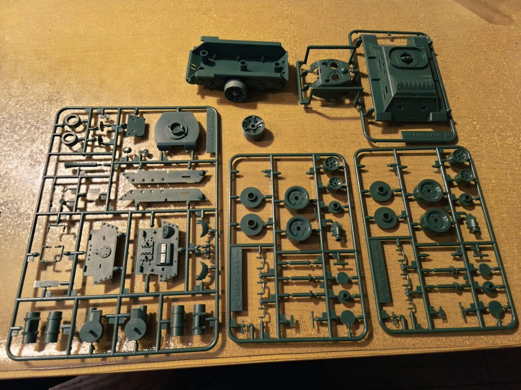 hashimomo2023's tweet image. #MENGMODEL #T34 #プラモデルライフ 
ベランダ塗装派なので雨の日は進行が止まってしまう。気持ちを切り替えて先日購入したマメ戦車を組み立て。組み立ては楽チンだが、もう少し細かいディテールが多い方が好みかな。ちょっとさみしいので鋳造風溶きパテを追加。組み立て途中が一番可愛かもしれない。