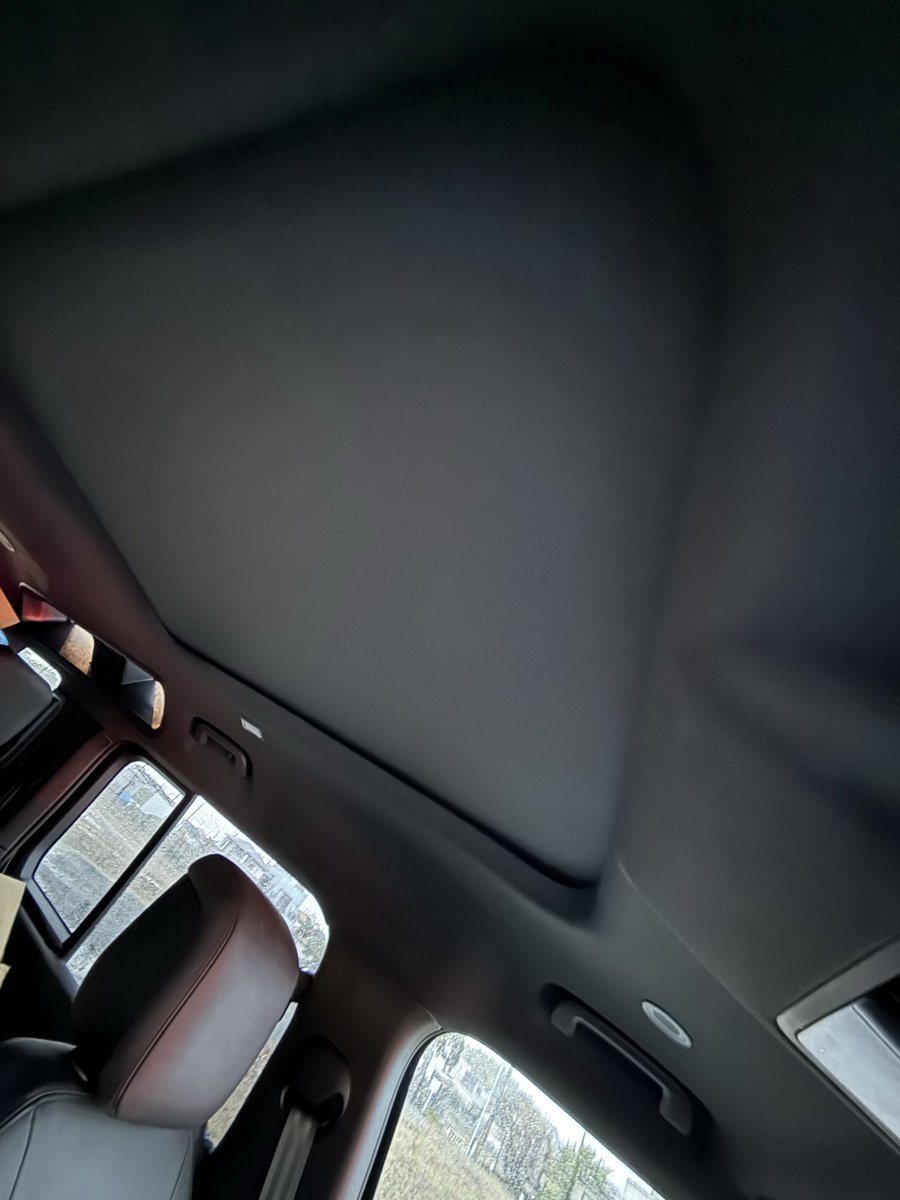 laybrick1996's tweet image. 雨の日の運転も
心地良い愛車で気持ち穏やかになります。

夕方近くで雨模様も相まって薄暗い車内ですが
パノラマサンルーフのお陰で開放感があります。

またシェードを閉ざしたままの薄暗い感じも、心落ち着いて良い感じです。

#ディフェンダー110 #landrover #defender #defender110…