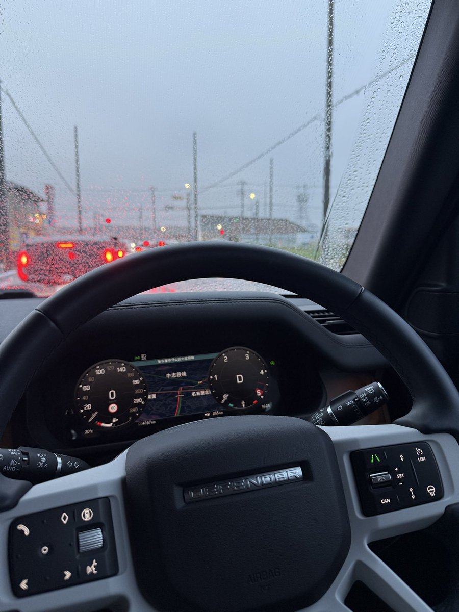 laybrick1996's tweet image. 雨の日の運転も
心地良い愛車で気持ち穏やかになります。

夕方近くで雨模様も相まって薄暗い車内ですが
パノラマサンルーフのお陰で開放感があります。

またシェードを閉ざしたままの薄暗い感じも、心落ち着いて良い感じです。

#ディフェンダー110 #landrover #defender #defender110…