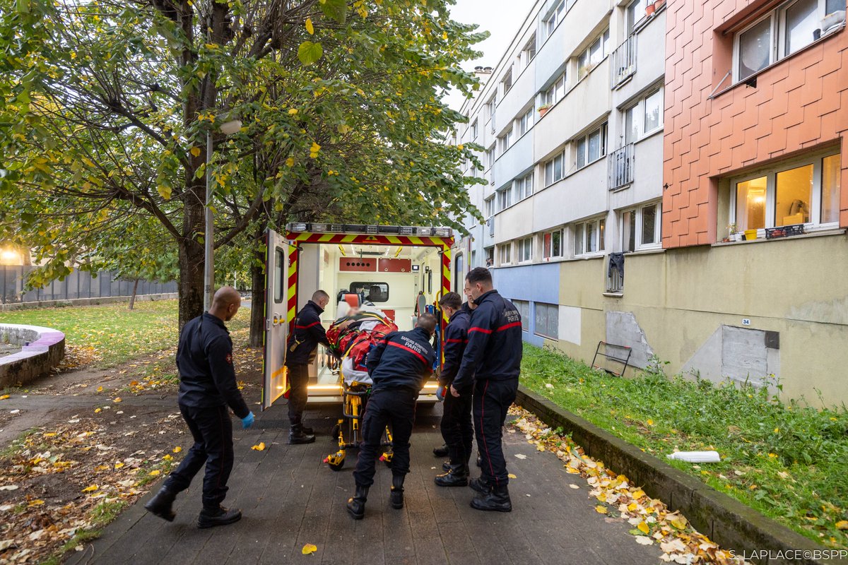 PompiersParis's tweet image. [🚨 #Intervention] Hier, vers 16h00, les sapeurs-pompiers de Paris sont intervenus pour le relevage d&apos;une victime à Aubervilliers (93).

🧑‍🚒 Située au 5e étage, une évacuation par l&apos;extérieur était nécessaire pour le brancardage. Un renfort du groupe d&apos;intervention en milieux…