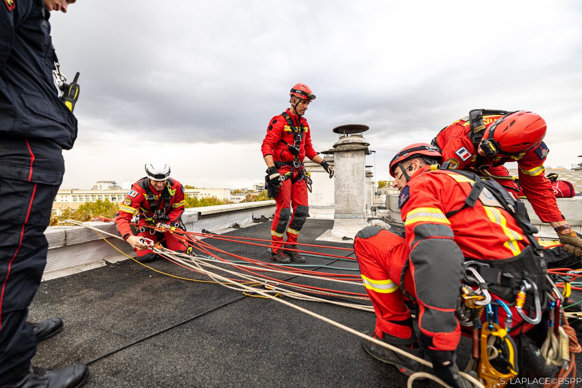 PompiersParis's tweet image. [🚨 #Intervention] Hier, vers 16h00, les sapeurs-pompiers de Paris sont intervenus pour le relevage d&apos;une victime à Aubervilliers (93).

🧑‍🚒 Située au 5e étage, une évacuation par l&apos;extérieur était nécessaire pour le brancardage. Un renfort du groupe d&apos;intervention en milieux…