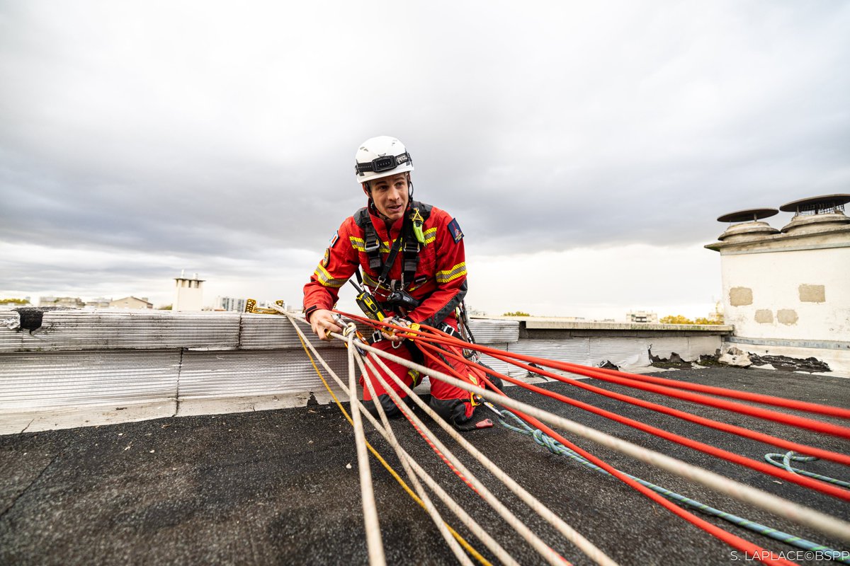 PompiersParis's tweet image. [🚨 #Intervention] Hier, vers 16h00, les sapeurs-pompiers de Paris sont intervenus pour le relevage d&apos;une victime à Aubervilliers (93).

🧑‍🚒 Située au 5e étage, une évacuation par l&apos;extérieur était nécessaire pour le brancardage. Un renfort du groupe d&apos;intervention en milieux…