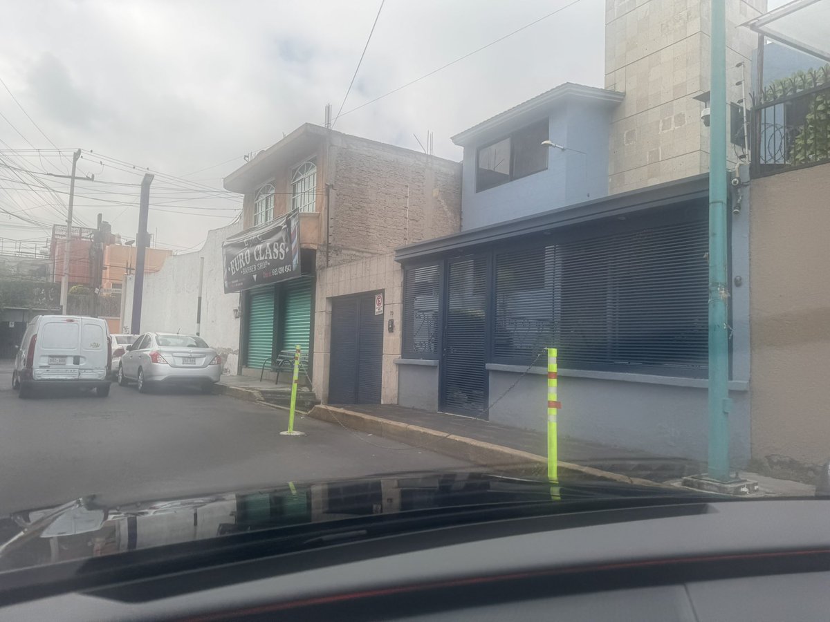 villegazzo's tweet photo. @ALEIDAALAVEZ en la colonia paseos de Churubusco en Río Tuxpan 79 frente al colegio Skinner un vecino perforó el pavimento para poner sus tubos e impedir q se estacionen frente a su fachada https://t.co/T6MLFuli0m