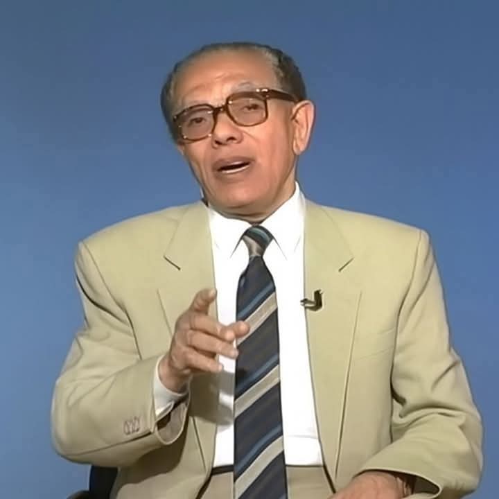 EngAmr2000's tweet photo. فى عام 2000 م سيصبح التليفون أسهل وسيلة إتصال لأنه ؛ 
سيكون فى حجم علبة السجائر ، ولا يفارق صاحبه ،
رجلاً كان أم امرأة أو حتى طفلاً...
سيصبح لكل فرد فى الأسرة تليفون خاص به ورقم خاص به
حتى لا ينتظر أحد أن يفرغ غيره من الحديث فى التليفون...
 وسيصبح مظهراً مألوفاً أن يجلس أكثر من شخص فى غرفة واحدة ويتحدث كل منهما فى تليفونه الخاص ..
 هذا التليفون سيكون متنقلاً  بحيث يمكن نقله للسيارة والشارع وفى أى مكان تذهب إليه !!! ..

مقال للدكتور مصطفى محمود ، من جريدة الأهرام 
عام 1966م ..