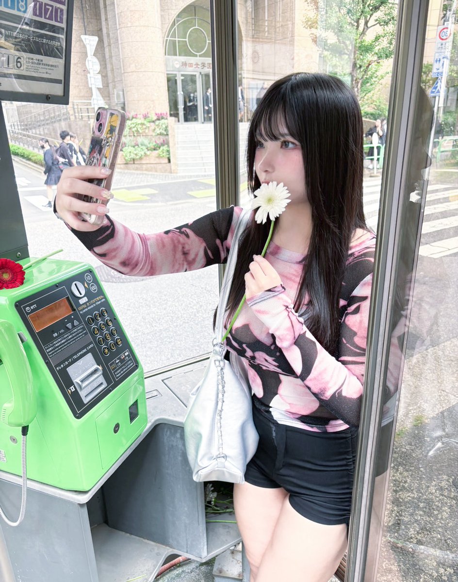 Amygdala_broken's tweet photo. 当方髪ガチャ大ハズレですが、

美容院（カット）1回/3ヶ月:9000円
美容院（髪質改善）1回/1.5ヶ月:13000円
美容院（縮毛矯正）1回/4ヶ月:26000円
シャンプー＆トリートメント500ml :オージュア クエンチ 11000円
アウトバストリートメント: リケラエマルジョン 4600円
ドライヤー: 絹女 33000円
ヘアアイロン:絹女 25000円
ブラシ･コーム:ReFa 諸々15000円

髪ガチャ外れるとここまでしないと綺麗にならないぞ❕❕❕しぬ😍😍