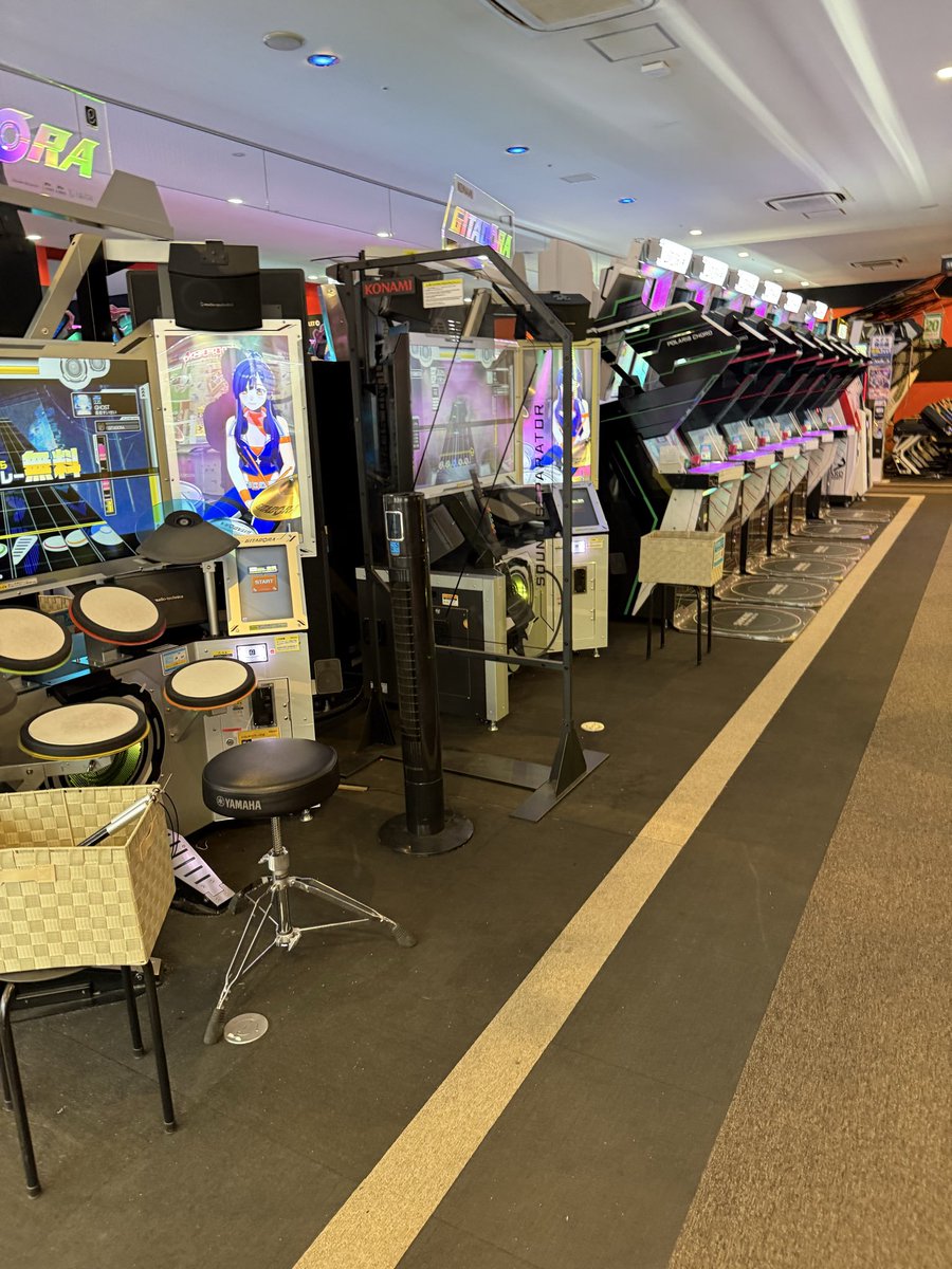 KONAMI音ゲー、ビーマニだけ1台に3人居て、他のKONAMI音ゲー誰一人居ないの面白い(ビーマニ増やして)

そして案の定、一昨日辺りに増台されたポラリスコードは誰も居ないw