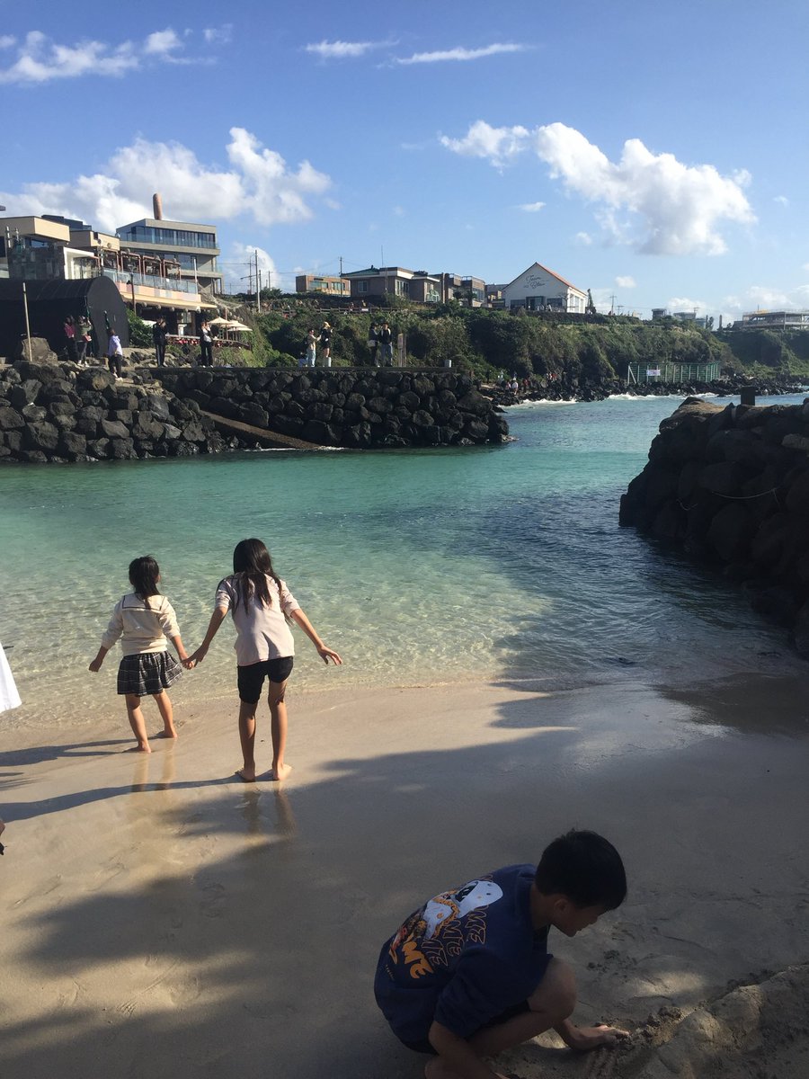 제주도갔었는데 쌀쌀할 줄 알고 옷 따뜻하게 챙겨갔는데 되게 더웠음..