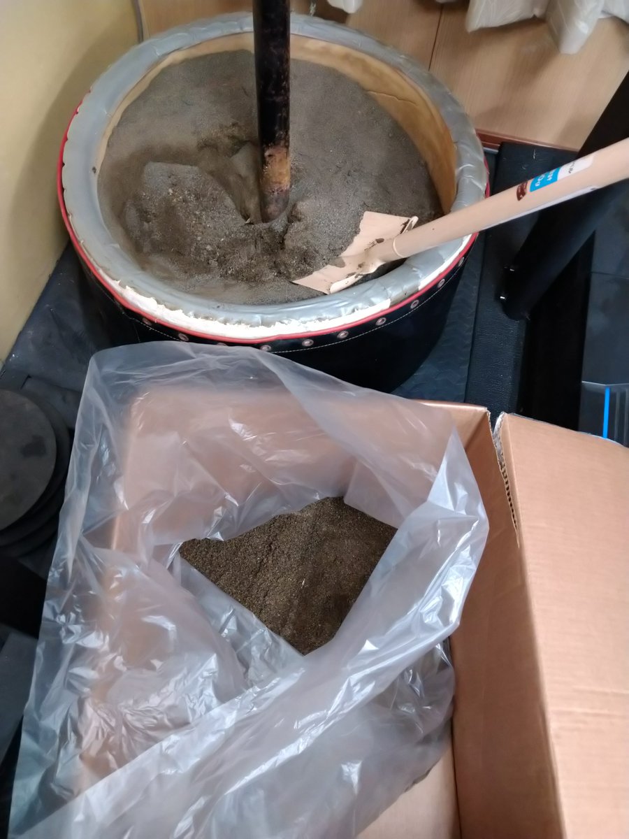 スタンディング サンドバッグの土台の砂をちまちま抜いていく作戦開始!
抜いた砂は冬に氷の上に撒いて滑り止め用の砂に再利用。 