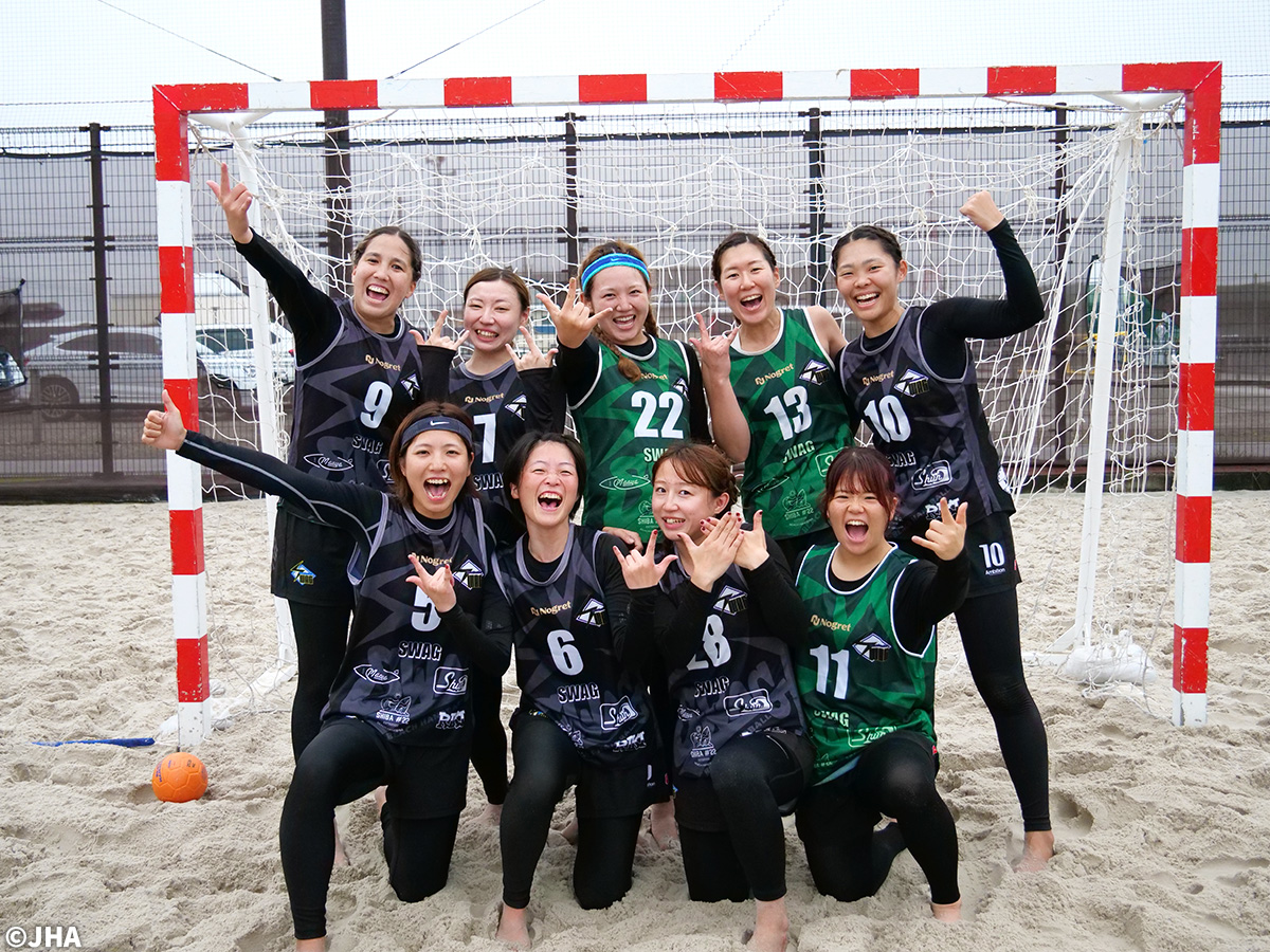 JHA_handball's tweet photo. #全日本ビーチ2025🏆

【女子最終順位】
👑SWAG
🥈MIRALUZ
🥉Thetis東京

【男子最終順位】
👑BBJ
🥈熱砂
🥉シースター東海

大会結果🔽
https://t.co/hxjbt5GBG8

#ハンドボール
#ビーチハンド https://t.co/j4kouS3bDA