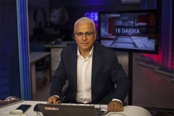 Merdan Yanardağ’a
“Devrim propagandası yapmışsın” desen “eyvallah” der geçer.
“Laiklik için direnişe çağırmışsın“ diye suçlasan “neden olmasın?” der.
“Anti-emperyalist faaliyetler içinde misin?” sorusunu “onurla” diye yanıtlar.
Ama bu yurtseverin casusluk yaptığına kimse inanmaz!