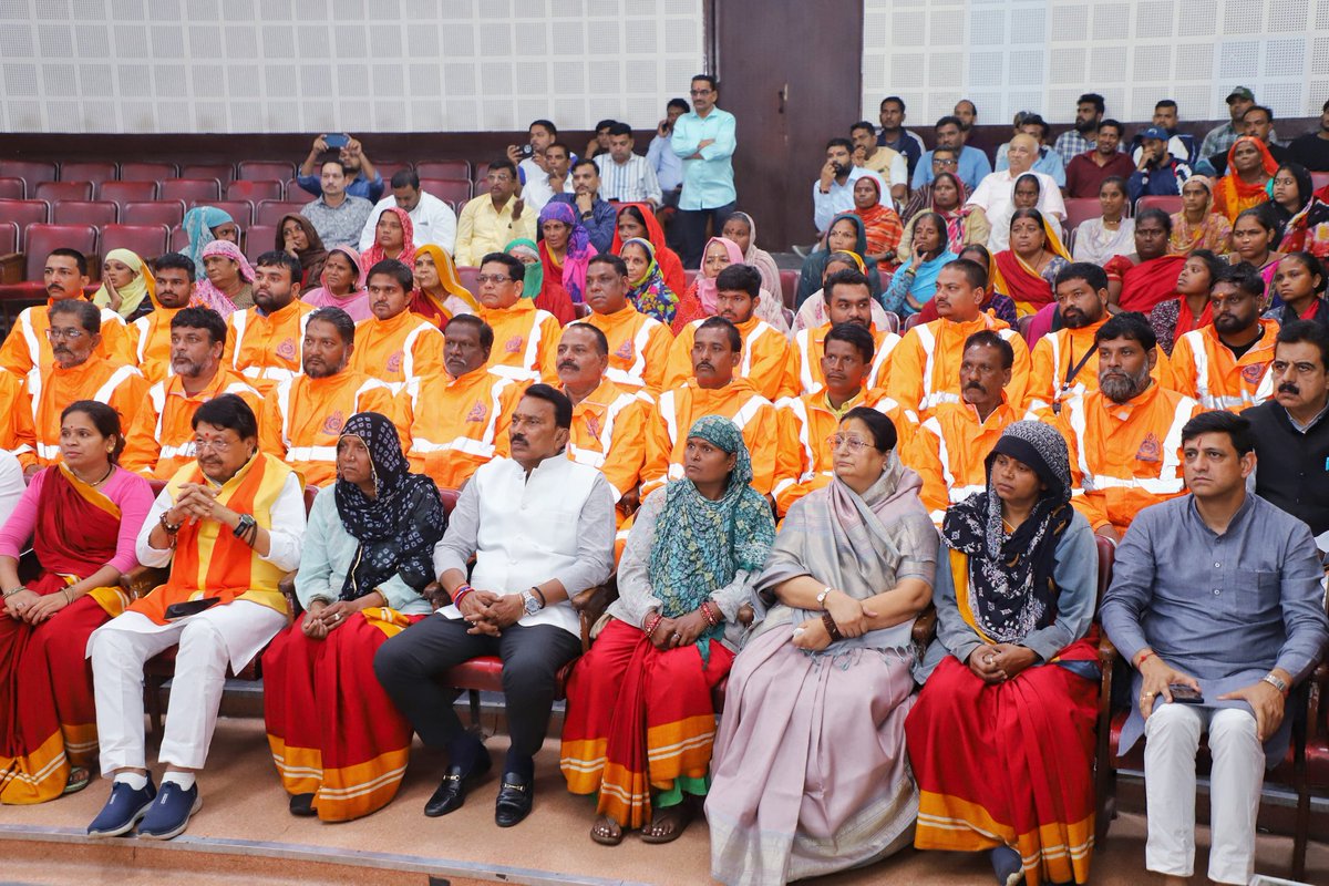 Pushyamitra Bhargav (@advpushyamitra) on Twitter photo यशस्वी प्रधानमंत्री आदरणीय श्री <a href="/narendramodi/">Narendra Modi</a> जी द्वारा, अपने लोकप्रिय रेडियो कार्यक्रम 'मन की बात' के माध्यम से देशवासियों को संबोधित किया गया।
आज कैबिनेट मंत्रीद्वय आदरणीय श्री <a href="/KailashOnline/">Kailash Vijayvargiya</a> जी व श्री <a href="/tulsi_silawat/">Tulsi Ram Silawat</a> जी की गरिमामयी उपस्थिति में, सफाई मित्रों के साथ ‛मन की बात यशस्वी प्रधानमंत्री आदरणीय श्री <a href="/narendramodi/">Narendra Modi</a> जी द्वारा, अपने लोकप्रिय रेडियो कार्यक्रम 'मन की बात' के माध्यम से देशवासियों को संबोधित किया गया।
आज कैबिनेट मंत्रीद्वय आदरणीय श्री <a href="/KailashOnline/">Kailash Vijayvargiya</a> जी व श्री <a href="/tulsi_silawat/">Tulsi Ram Silawat</a> जी की गरिमामयी उपस्थिति में, सफाई मित्रों के साथ ‛मन की बात