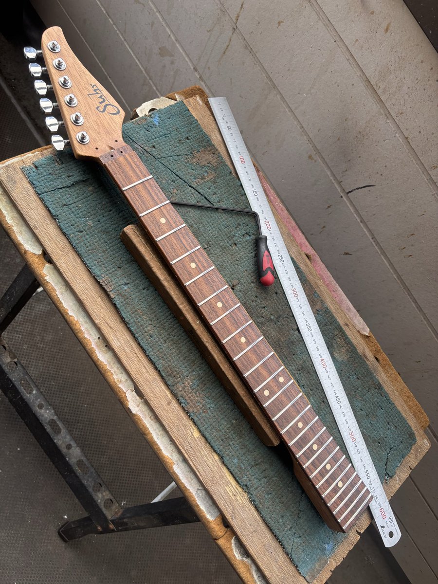 endall2011's tweet photo. ステンレスフレット擦り合わせ完了 https://t.co/MsFxDiL7YE