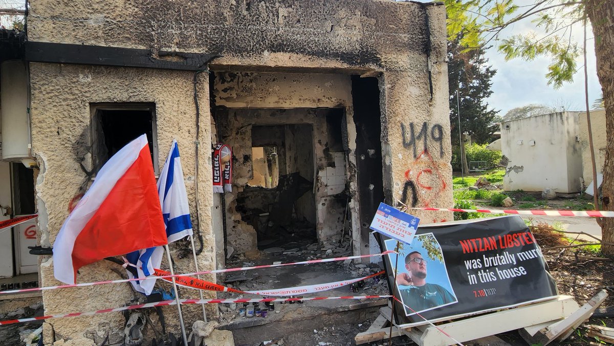 זיכרו את התמונות האלו, ניצרו אותן בלב. לנצח. שכונת הצעירים בקיבוץ כפר עזה. כאן שתת ניצן ליבשטיין ז"ל דם במשך שעות ארוכות מבלי שלוחמי צה"ל הצליחו להגיע אליו ולבסוף נפטר מפצעיו. כאן קפץ נטע אפשטיין ז"ל הגיבור על רימון והקריב את חייו כדי להציל את ארוסתו. כאן נרצחו באכזריות זוועתית