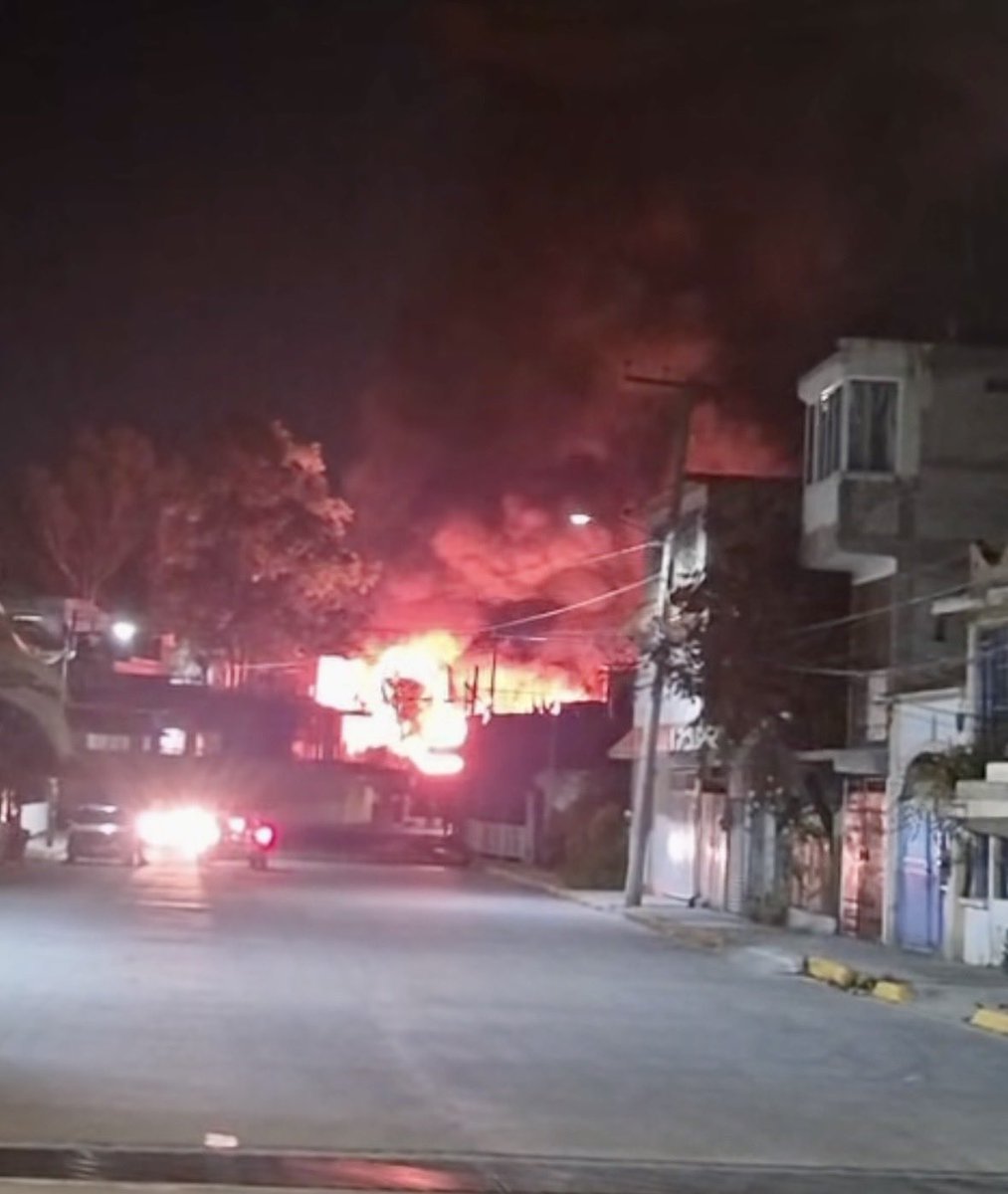 Fuerte incendio en los límites de Cuautitlán Izacalli y Nicolás Romero, en la entrada hacia la colonia Wenceslao. Hasta el momento no se reportan víctimas.  #Edomex