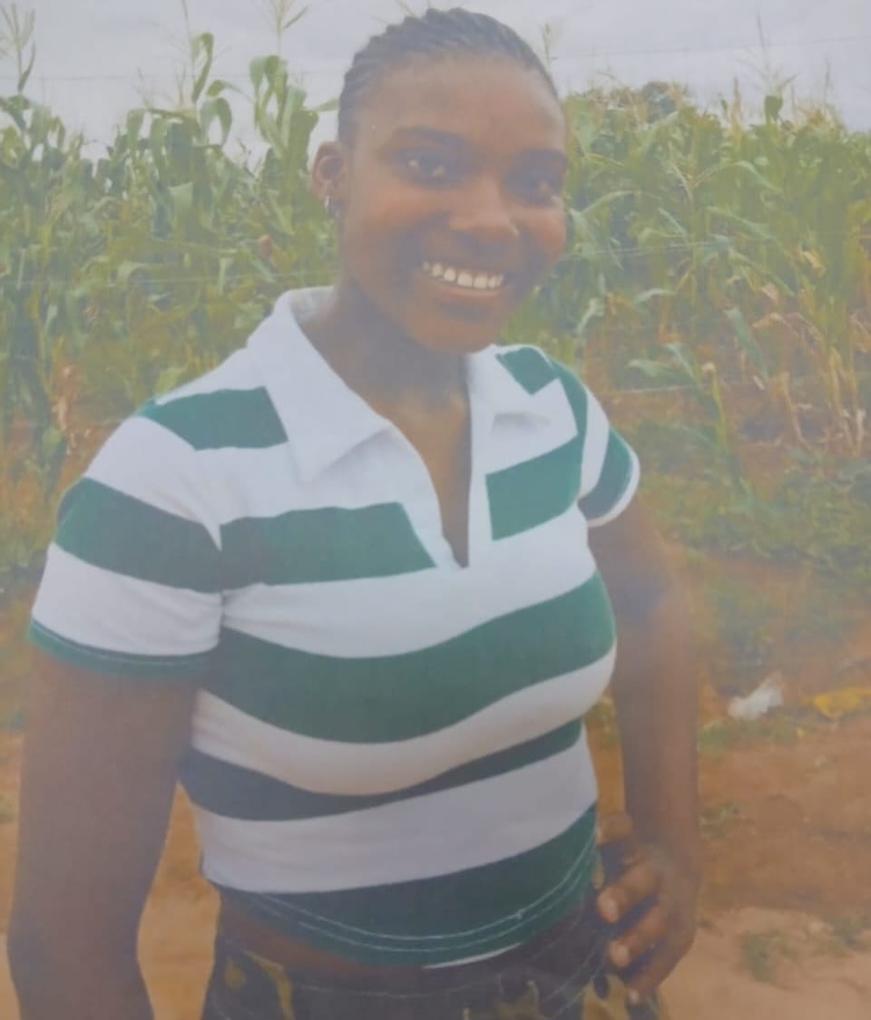 LimChronicle's tweet image. 𝗦𝗘𝗔𝗥𝗖𝗛 𝗙𝗢𝗥 𝗠𝗜𝗦𝗦𝗜𝗡𝗚 𝟭𝟱-𝗬𝗘𝗔𝗥-𝗢𝗟𝗗 𝗚𝗜𝗥𝗟 𝗙𝗥𝗢𝗠 𝗕𝗢𝗧𝗟𝗢𝗞𝗪𝗔

Police in Botlokwa, Limpopo have launched a search operation to locate 15-year-old Lethabo Masekane, who has been missing since Sunday, 19 October 2025.

Lethabo was last seen after