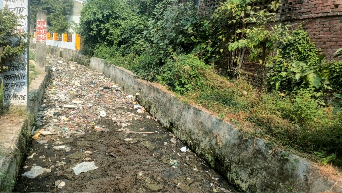 Ajaykrgejwal's tweet photo. @ShamliNagar @nppshamli @SwachSurvekshan @SwachhBharatGov मान्यवर नगर पालिका शामली ढऐवे नाले में गंदगी डाल रहे है आप जनता बदबू कचरा गंदगी और डेंगू मच्छर पैदा फ्री बीमारी बुखार मलेरिया मिल रहा है हमारा मकान बिकवाने की कृपा करे हमारा परिवार यहां से पलायन कर सके अपनी समस्या को लेकर मुख्यमंत्री दरबार में मिलना चाहते है ���ेल्प करे शेयर करे https://t.co/C9oo4Qhr1h