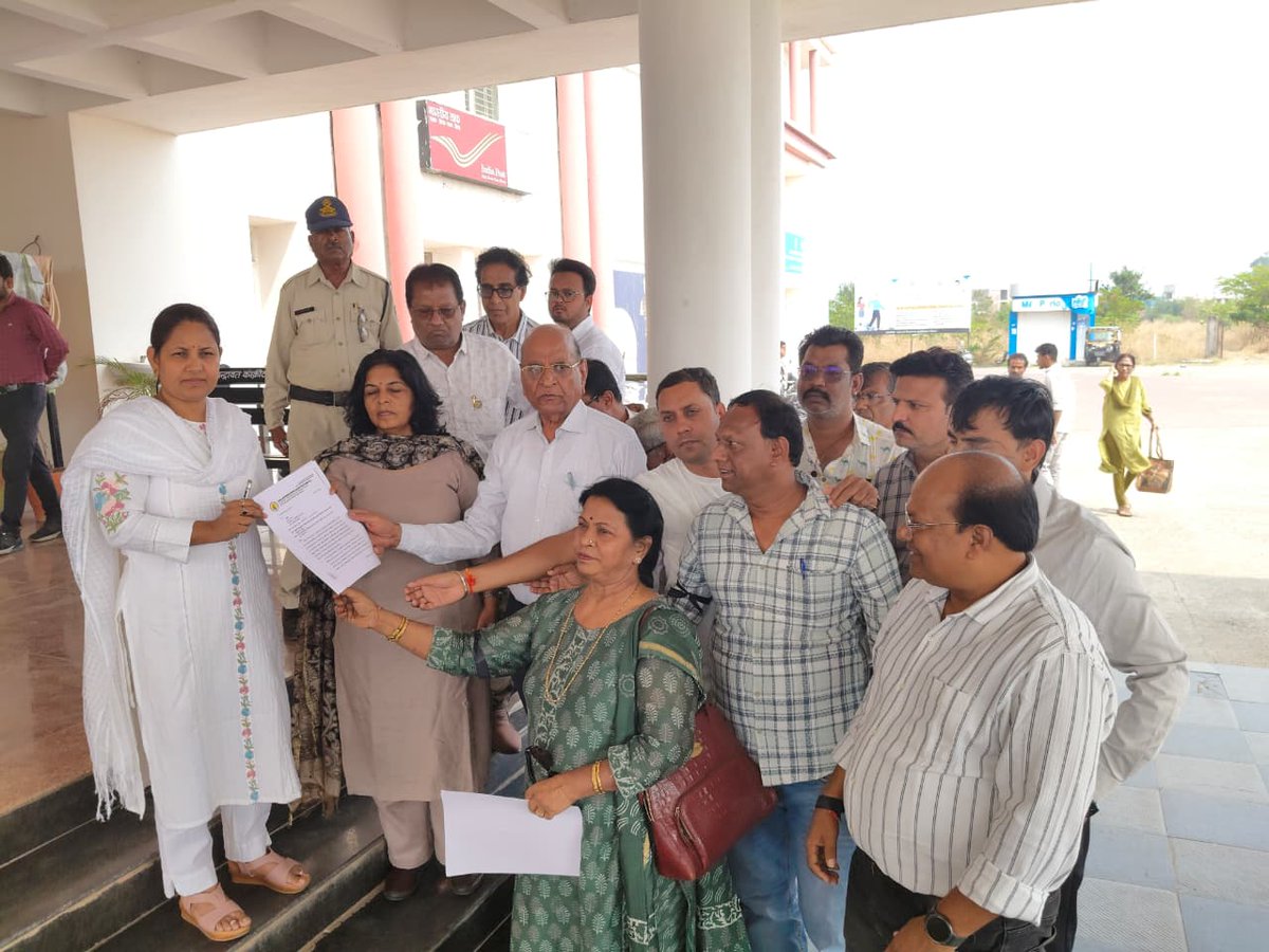 lpgdai24's tweet photo. Strong participation from Madhya Pradesh! Dealers submitted memorandums to district officials, echoing the national demand for justice &amp; sustainability in LPG distribution.@PMOIndia @HardeepSPuri @Secretary_MoPNG @PetroleumMin @BPCLLPG @ChairmanIOCL @CMOMaharashtra @AmitShah https://t.co/etkbVLmxgV